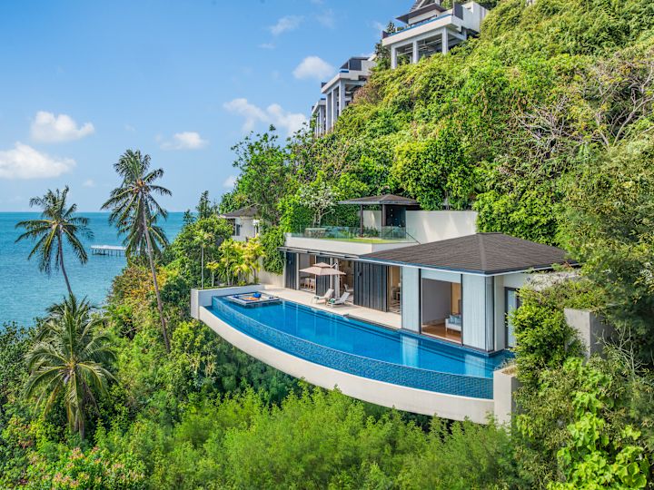 Vue extérieure d'une villa avec piscine