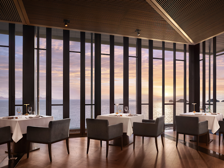 Área de comedor con vista al mar al atardecer en el restaurante Jahn