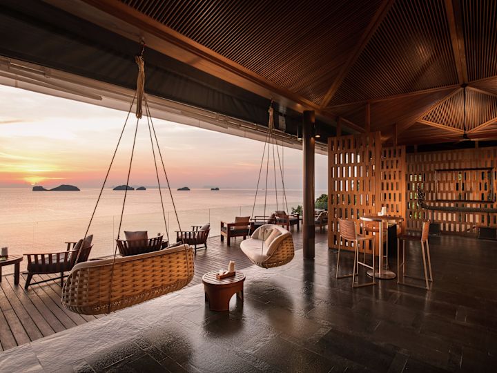 Vue du salon avec coucher de soleil