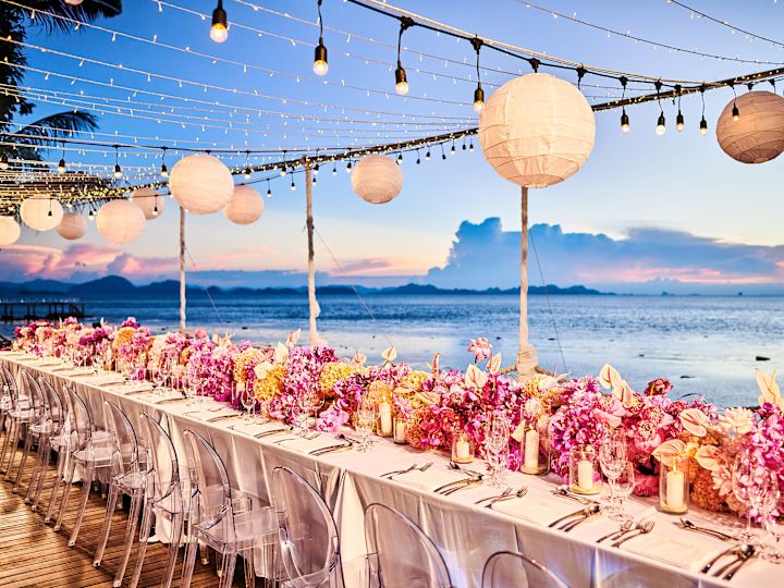 Mesa grande para una celebración de boda en la playa