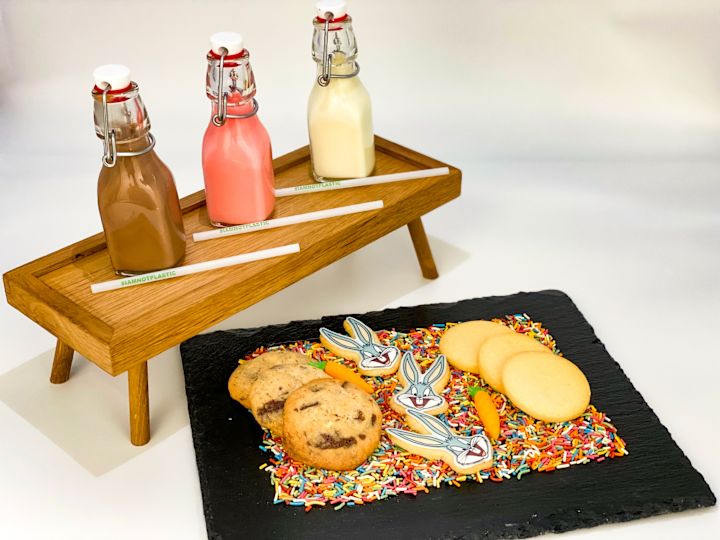 Milch und Kekse mit kleinem Holztisch und Schiefer