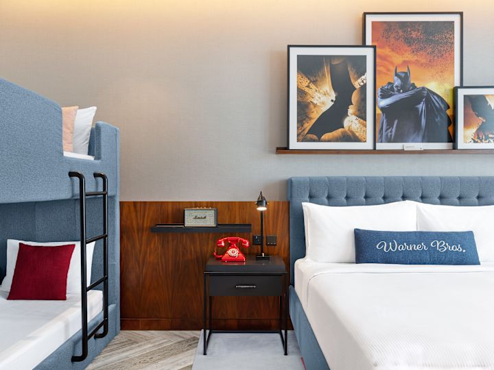 Artist Zimmer mit Kingsize-Bett und Etagenbetten