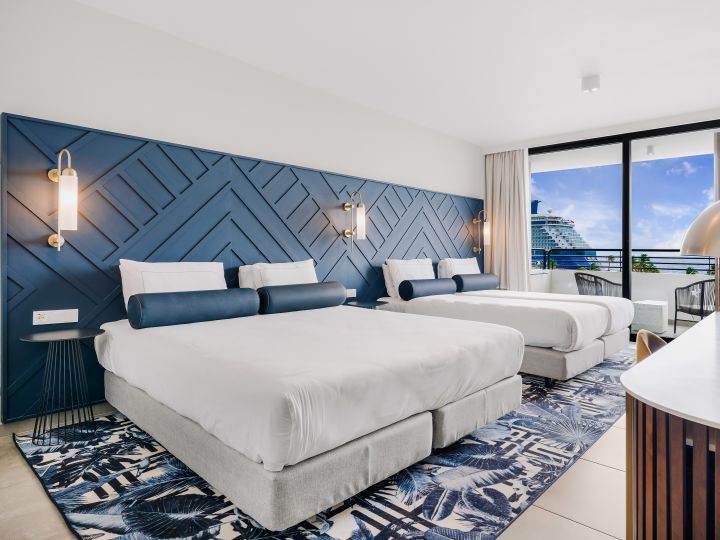 Kingsize-Bett und zwei Einzelbetten mit Blick nach draußen