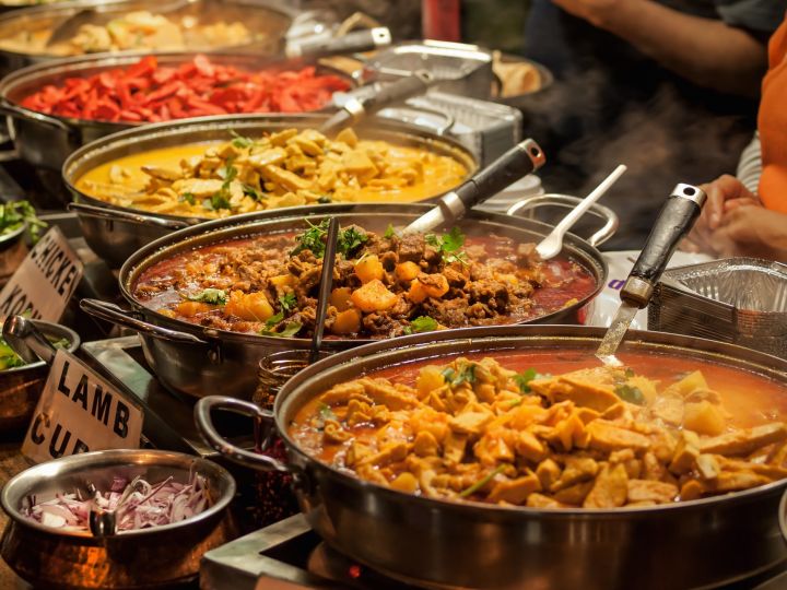 Nahaufnahme des indischen Speisenbuffets