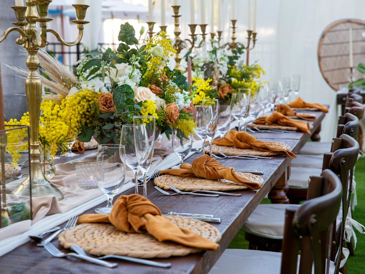 婚礼帐篷内部及活动桌面布置