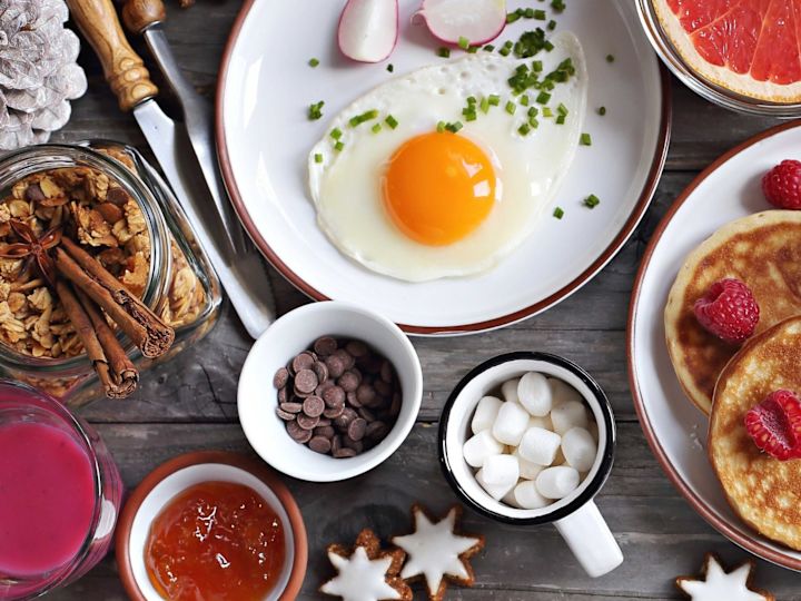 holiday breakfast entrees and garnishes