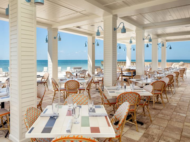 Sala de mese a restaurantului Dorada.