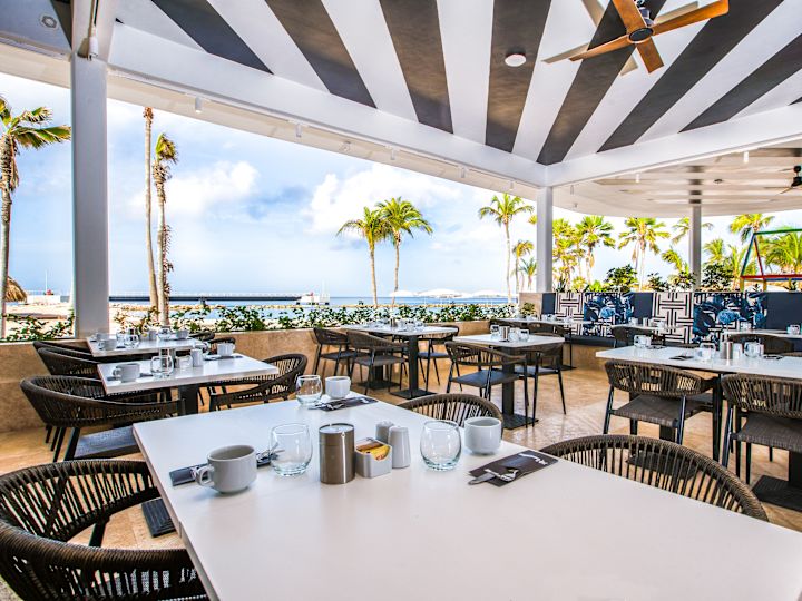 Breeze restaurant dining room