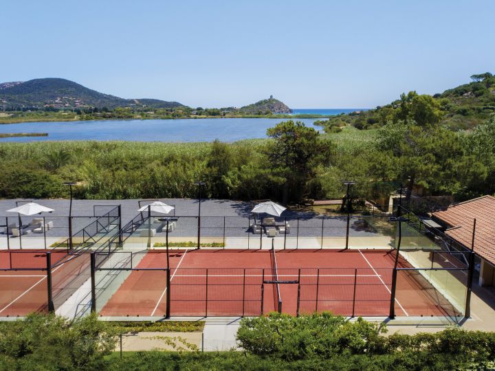 Tennisbanen met zitgedeelte