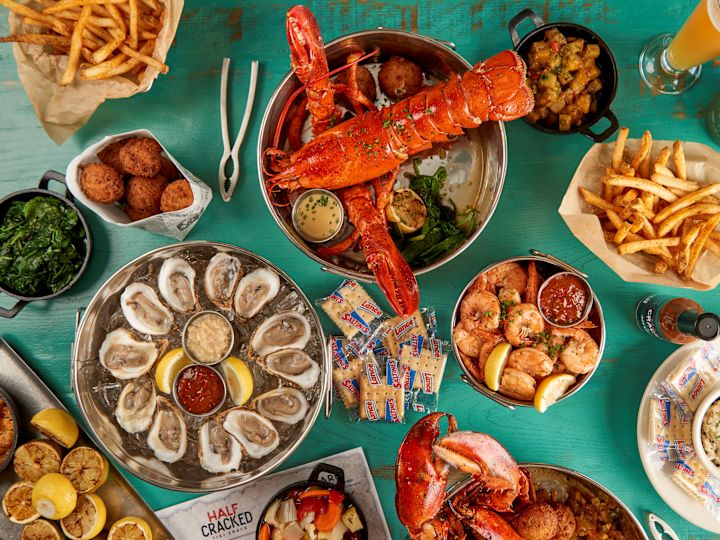 ロブスターやサイドディッシュなどのハーフクラックシーフード