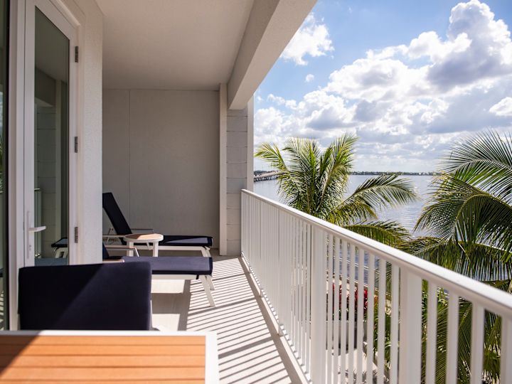 Balkon kamar tamu dengan kursi santai dan meja