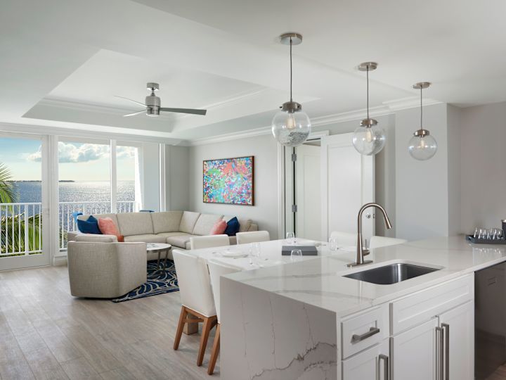 Dapur kamar tamu dengan wastafel, seni di dinding, dan area lounge