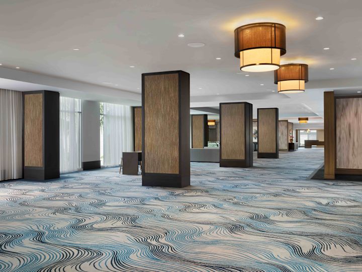 カーペットと柱を備えた控え室エリア「グレート・エグレ」のフォイヤー