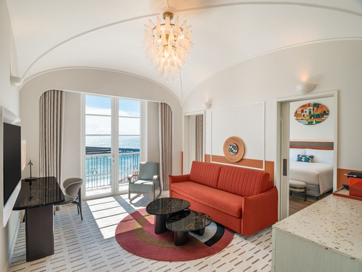 Area lounge dengan TV dan meja