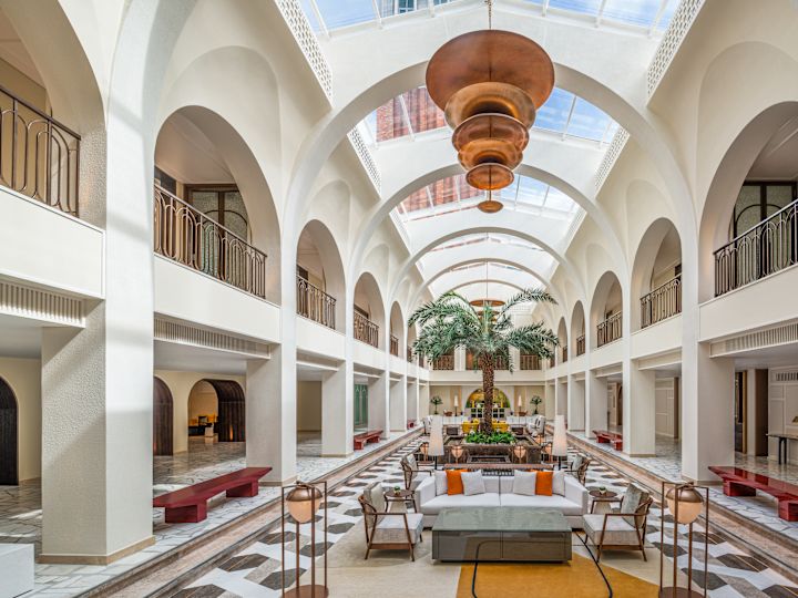 Lobbybereich mit komfortablen Sitzgelegenheiten und architektonischen Details