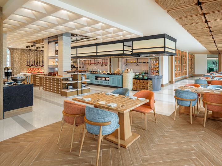 バラエティ豊かなお食事、お飲み物、椅子を備えた朝食エリア