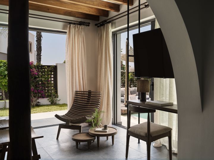 Wohnbereich der Suite mit HD-Fernseher