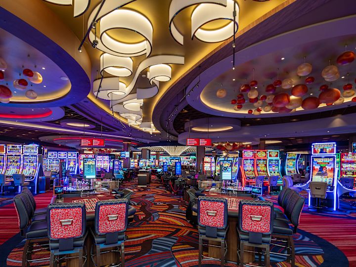 테이블 게임 및 슬롯 머신이 있는 카지노