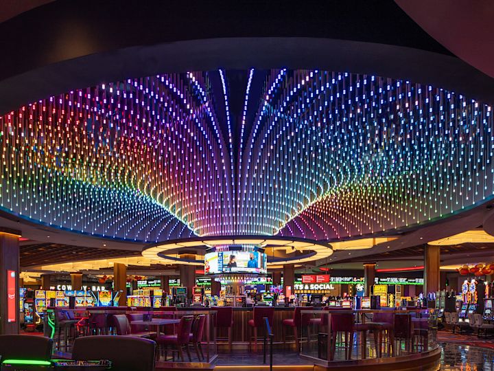 센터 바 - 오버헤드 레인보우 라이트가 있는 바