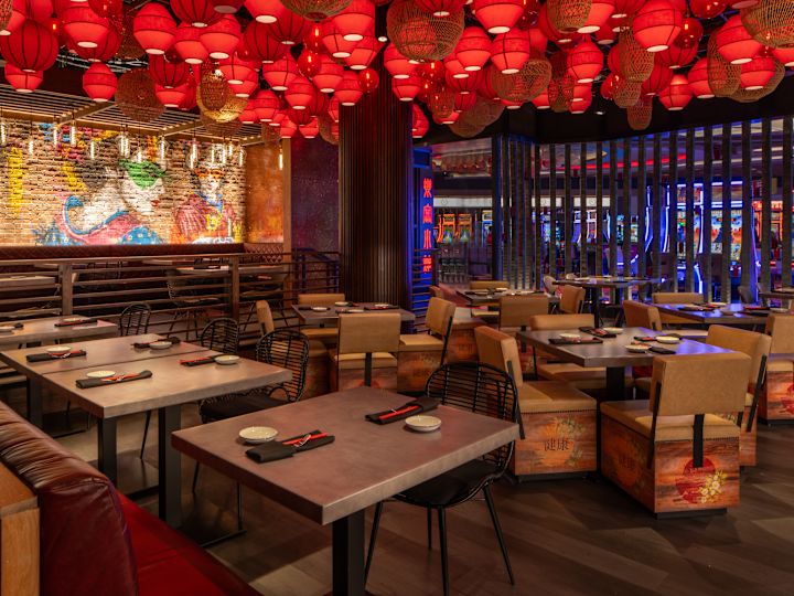 벽 벽화와 천장의 종이 랜턴이 있는 루크 푸 좌석 공간.