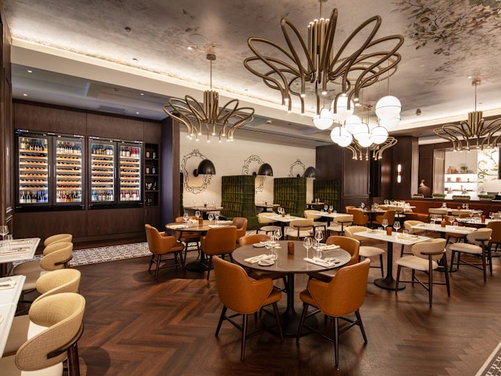 4도어 와인 냉장고가 있는 리도토 그랜드 카페 좌석 공간.