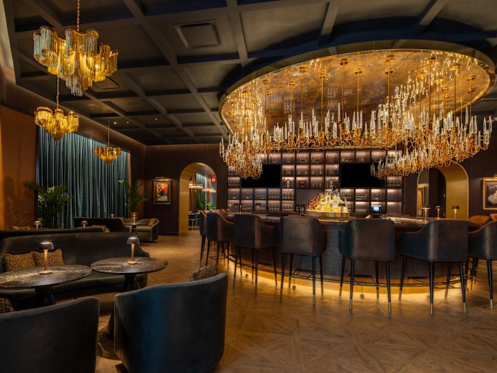 더 프라임 립 - 밝은 분위기의 조명이 있는 바 공간