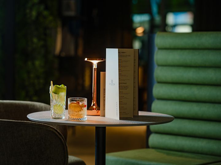 Cocktails på ett bord i Juniper Lounge Bar