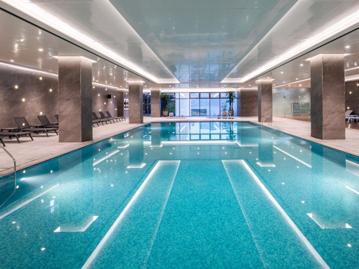 Piscine intérieure avec chaises longues au bord de l'hôtel