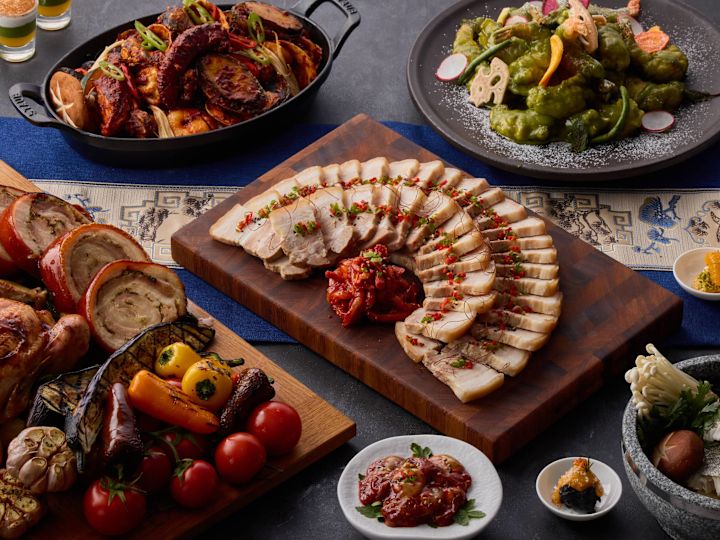 Wybór posiłków na stole w restauracji