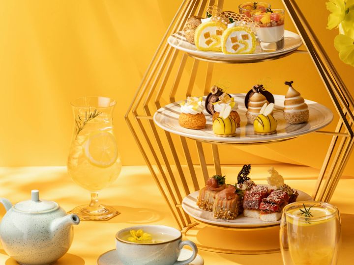 Set da tè pomeridiano Bee My Honey con dolci su un vassoio