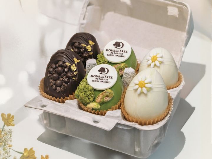 Un cesto con uova decorate per celebrare la Pasqua