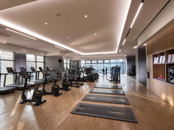 Entraîneurs en cross-train et machines elliptiques dans le centre sportif