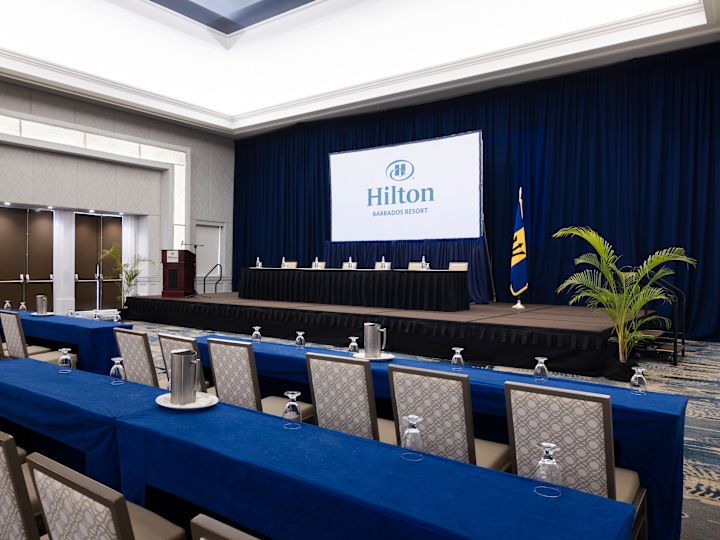 宴会場「ニーダムズ」、クラスルーム形式、テーブルと演壇を備えたステージ