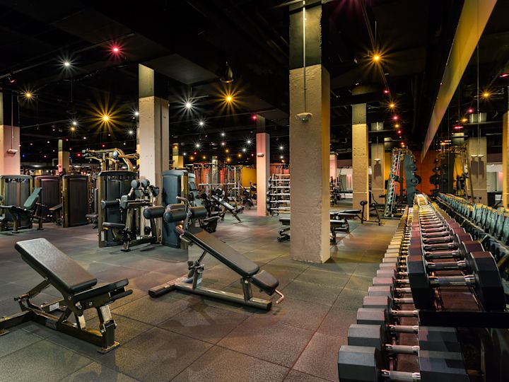 Fitnesscenter mit Hanteln und Bänken