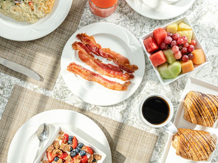 breakfast entrees, coffee, juice