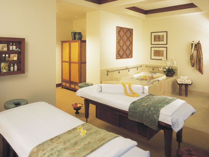 Suite pour couples au spa Mandara avec tables de massage et bain à remous