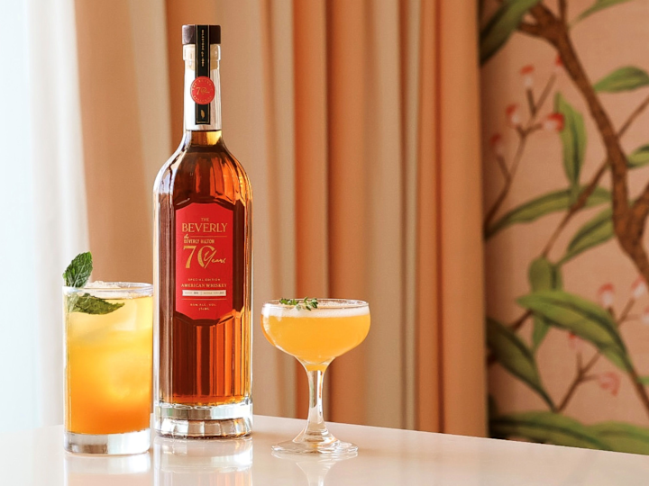 Botol Whiskey Beverly Hilton dan Dua Gelas Koktail di Meja Suite