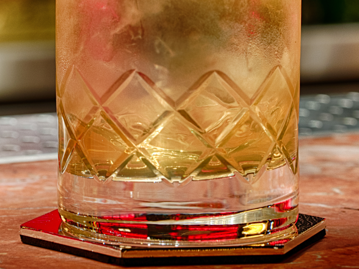 Cocktail-Glas auf einem Tisch