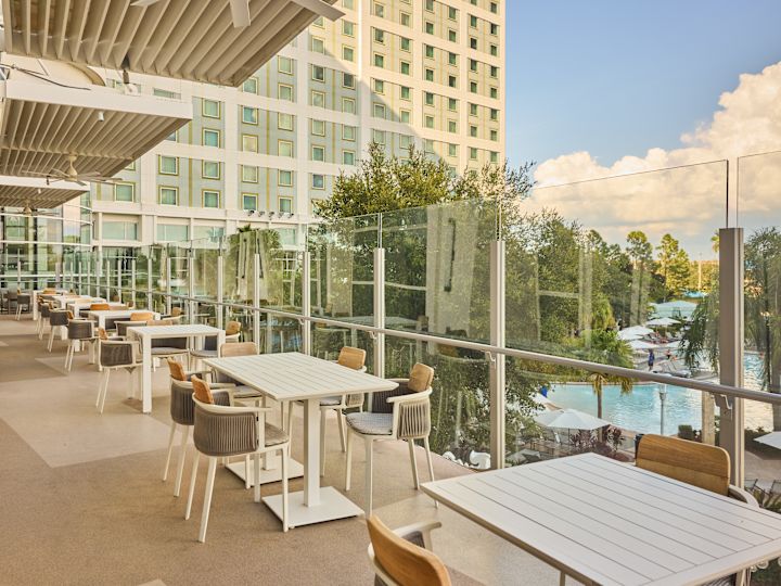 트라부코 레스토랑, 수영장이 내려다보이는 파티오의 식탁