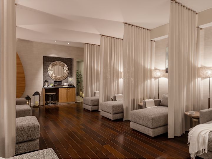 poltrone spa separate da tende, tavolo con acqua e snack