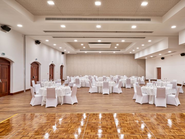 宴会用の円卓を備えたミーティングルーム