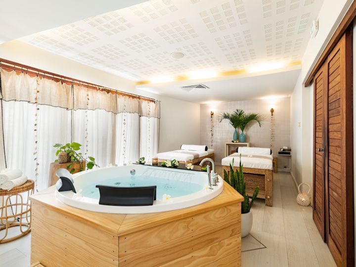 カップル用トリートメントルーム、緑の植物、トリートメントベッド、ジェットバス、スパバス、タオル