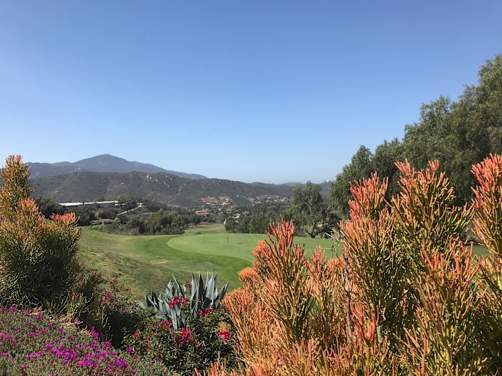 Vedere cu terenul de golf cu munți în fundal