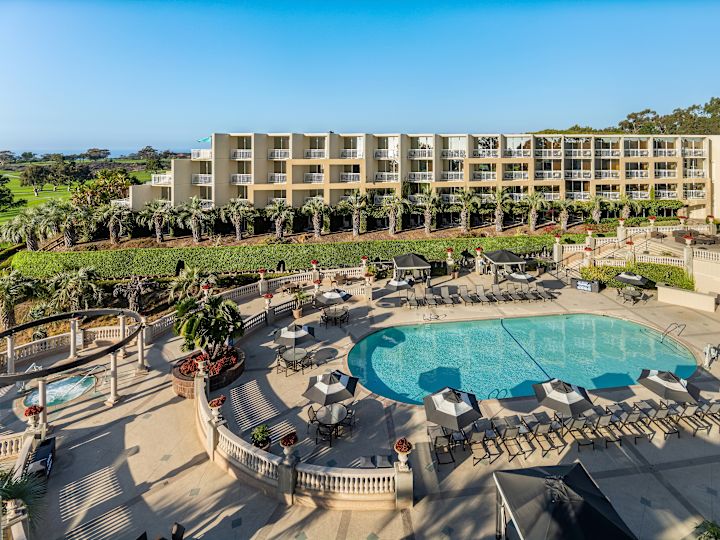 Widok na basen z pokoju dla gości