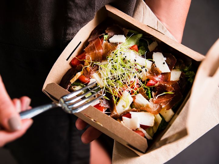 Una donna che ha un'insalata nella Torreyana Lounge
