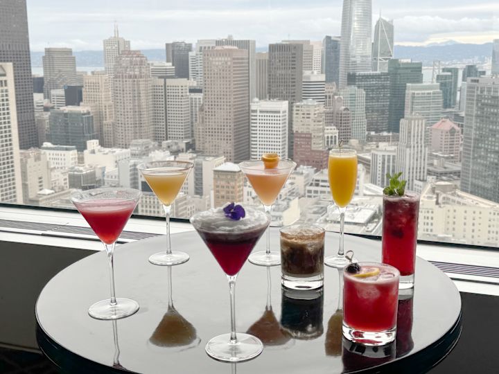 Selectarea cocktailurilor pe o masă, cu o vedere asupra peisajului urban