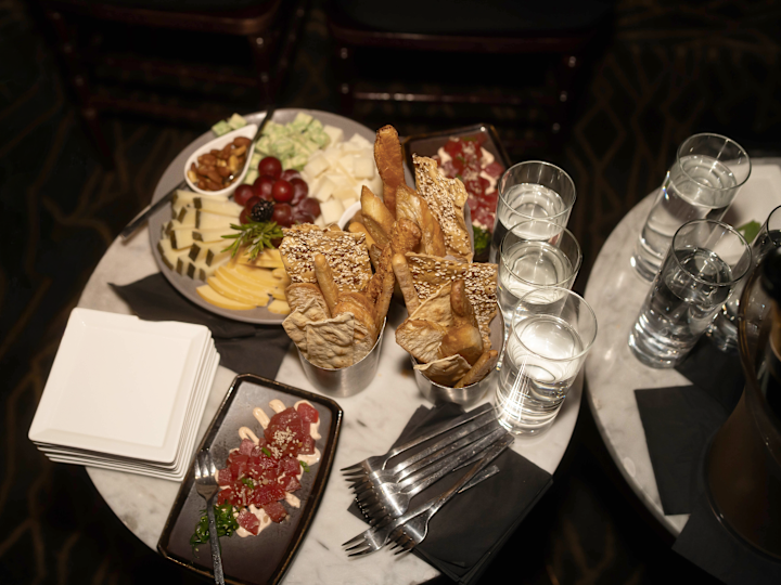 Mâncare pe o masă la Cityscape Sky Bar