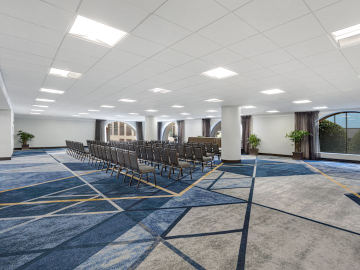 Vedere în unghi a sălii de conferință Embarcadero - stil teatru