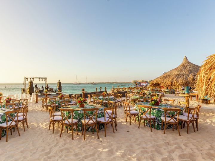eettafels op een strand