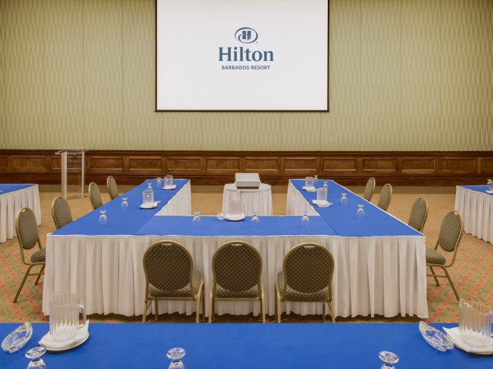 Meeting room in U-shape setup, with projector, tables and chairs